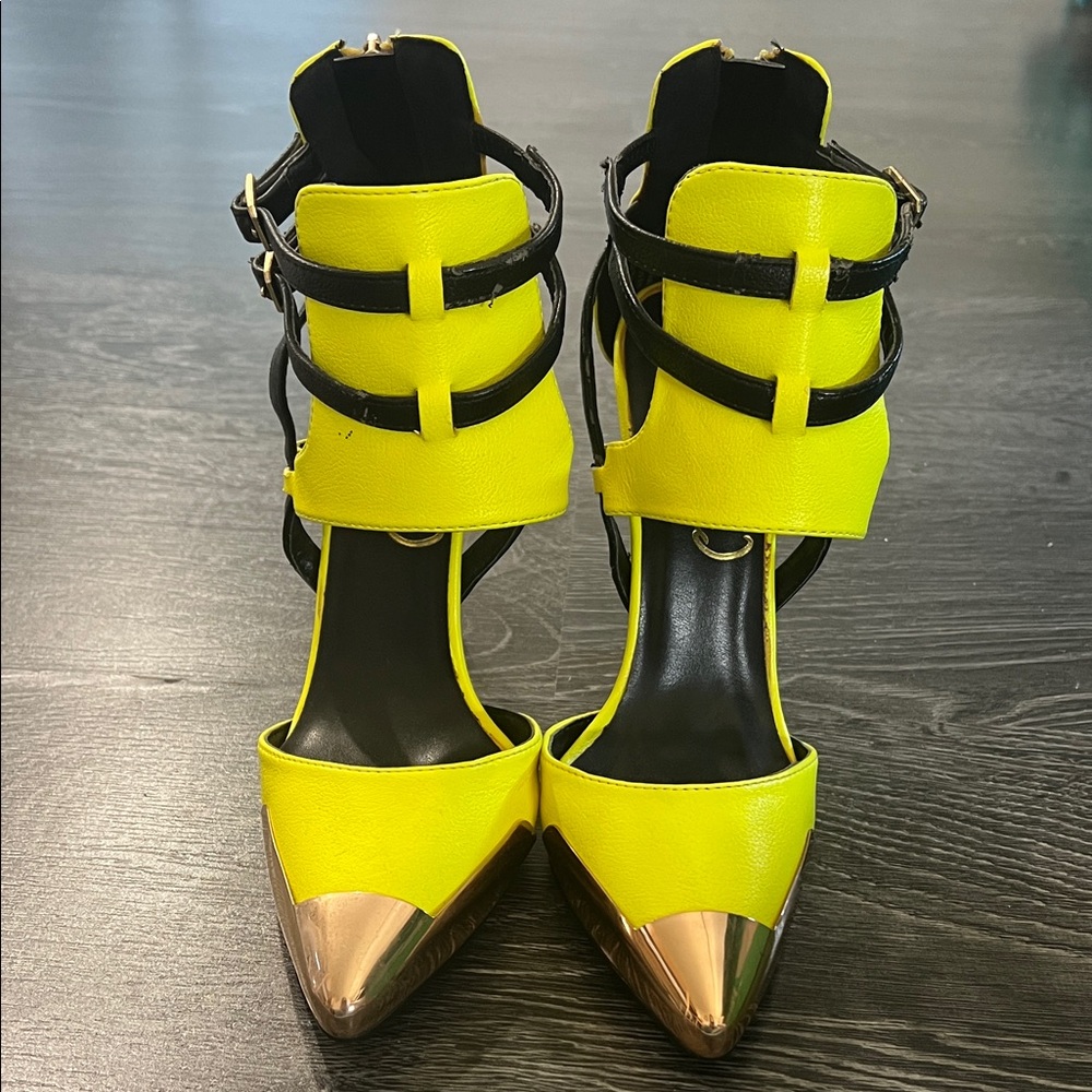 Privileged Yellow and Black Heels with Gold Accents (5 inch)